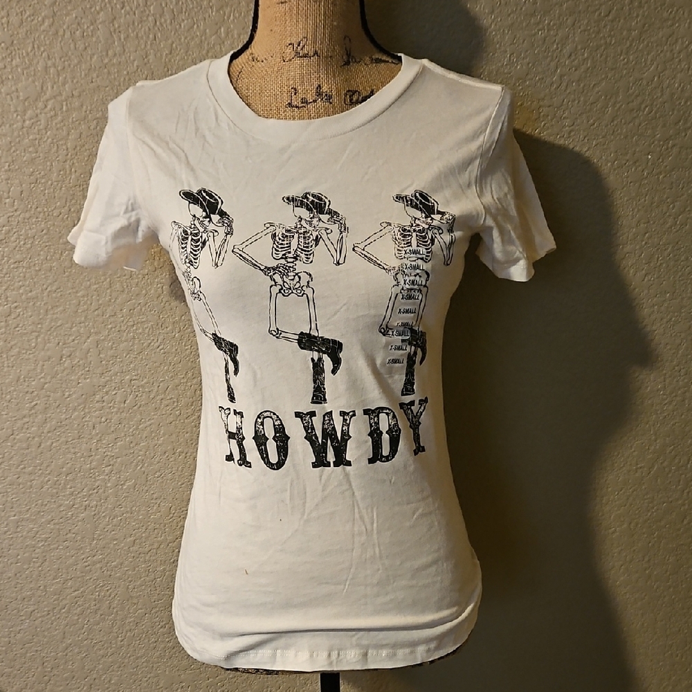 Kohl's White Graphic Fitted Short Sleeve T-Shirt